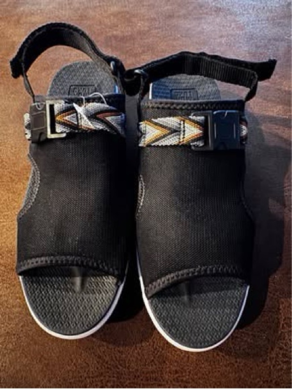 Muk Luks Black Sandals with Multicolor Chevron Accent Sz 8.5